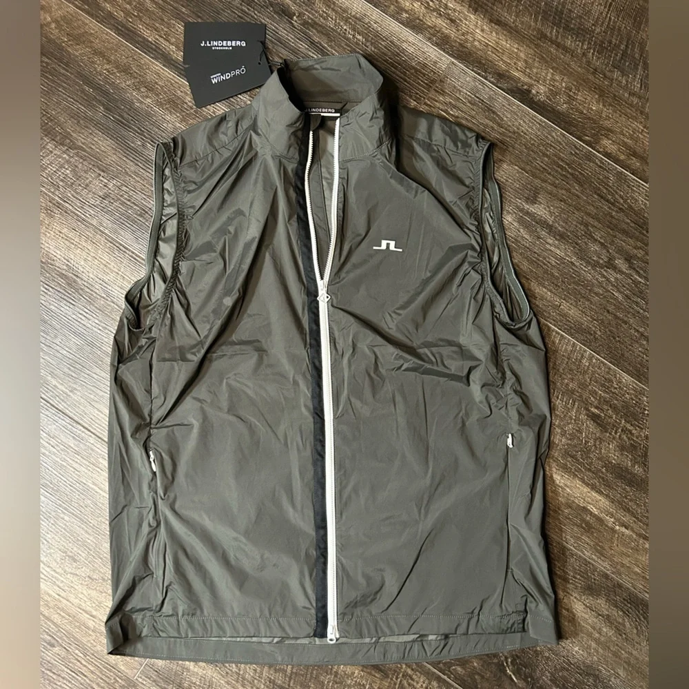J Lindeberg Men’s Ash Light Packable Vest in Volcanic Ash - Picture 3 of 9